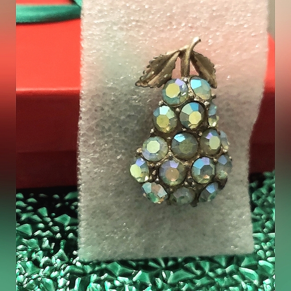 ...And a Partridge in a Pear Tree... Vintage Pear Brooch - Picture 10 of 11